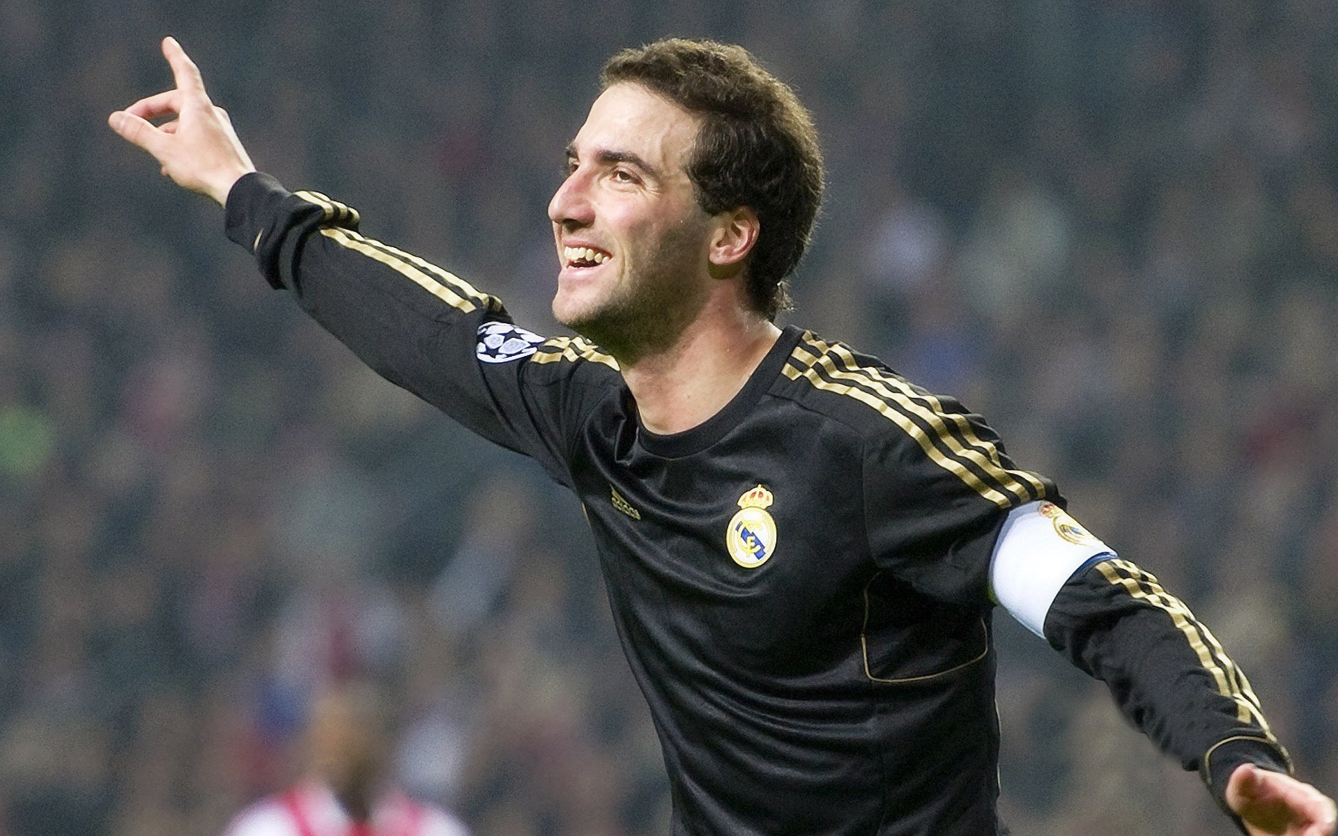 “登顶热潮，冠军争夺战火不断升级”，冠军盛典